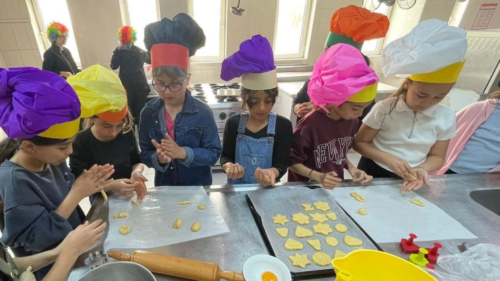 Minik Öğrencilerden Renkli Pasta Atölyesi